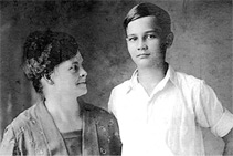 <p>Vella Templeton with son John,<br />
circa 1922</p>
